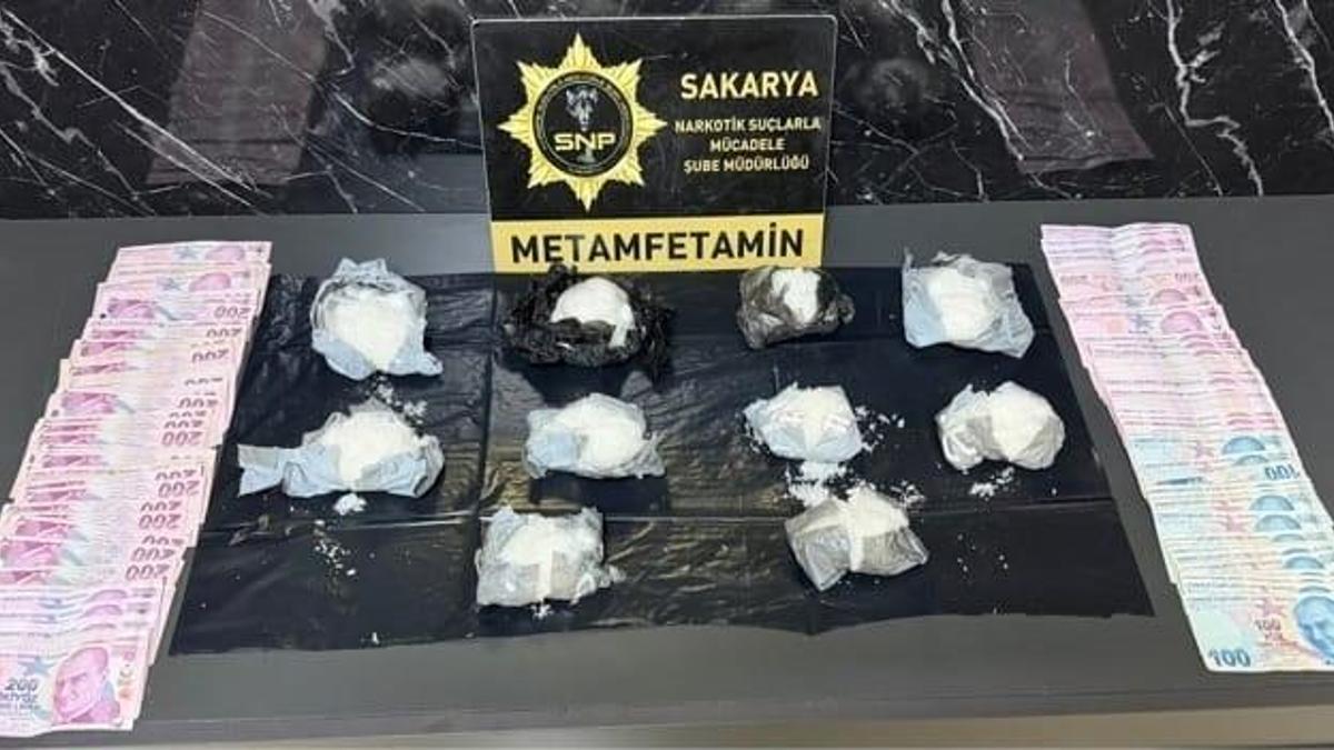 Sakarya'da 1 kilo metamfetamin ele geçirildi; 3 gözaltı
