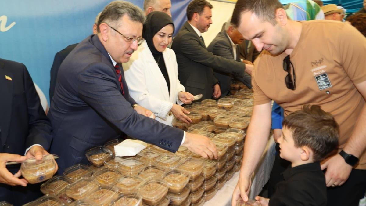 Büyükşehir'den 3 bin kişiye aşure ikramı