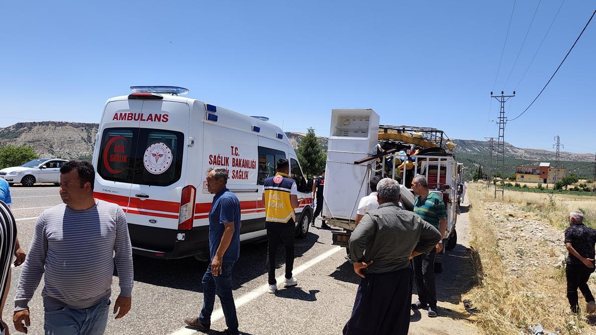 Adıyaman'da motosiklet ile kamyonetin çarpıştığı kazada 2 kişi yaralandı