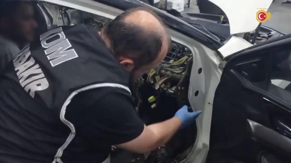 Otomobilin gizli bölmelerinde 19 silah ele geçirildi