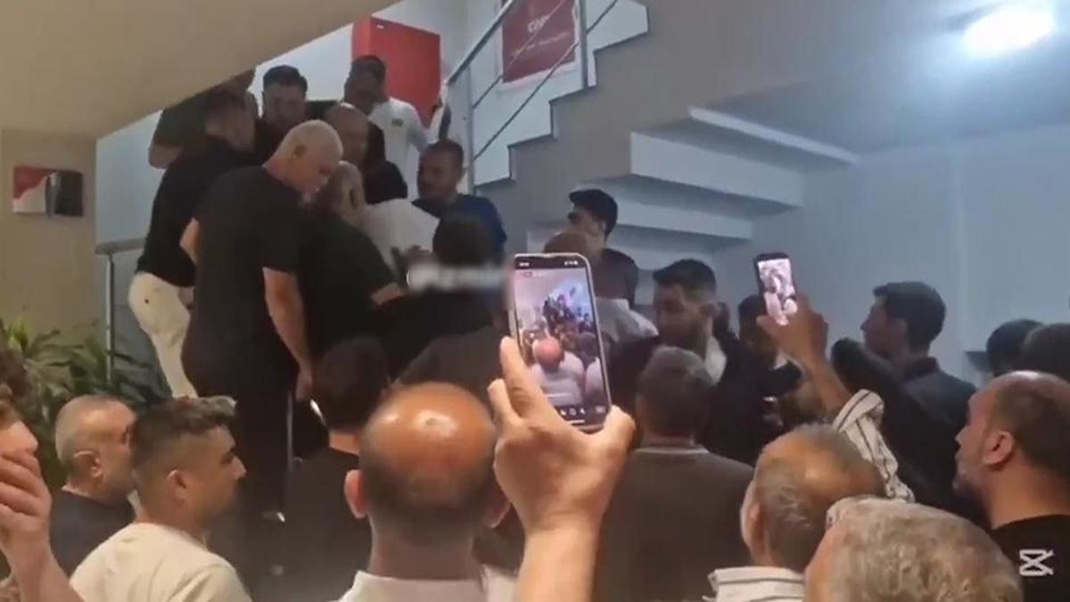 CHP İzmir İl Başkanlığı’nda iki grup arasında arbede
