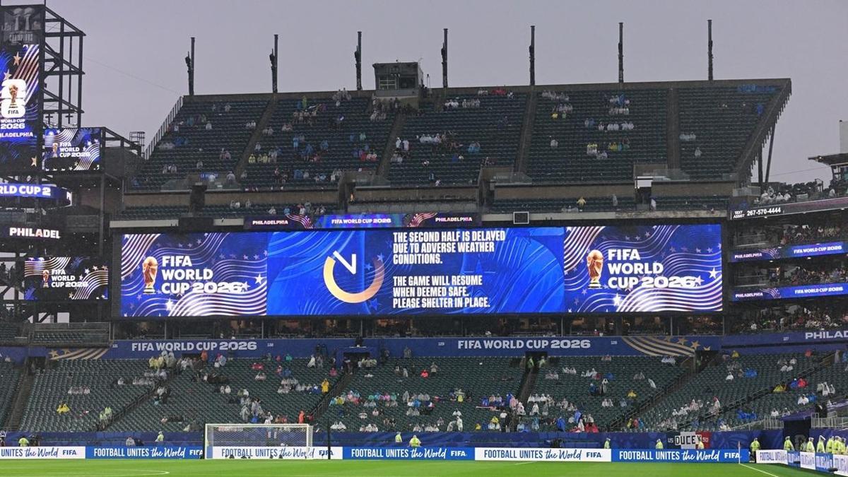 FIFA Dünya Kupası'ndaki yeni kural, Fransa-Irak maçında uygulandı! Maç 2 saat durdu...