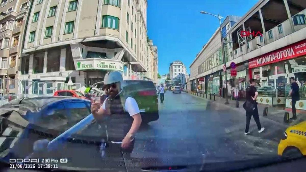 Beyoğlu'nda yol verme kavgası: "Boksörüm, çeneni kırarım" diyerek tehdit etti