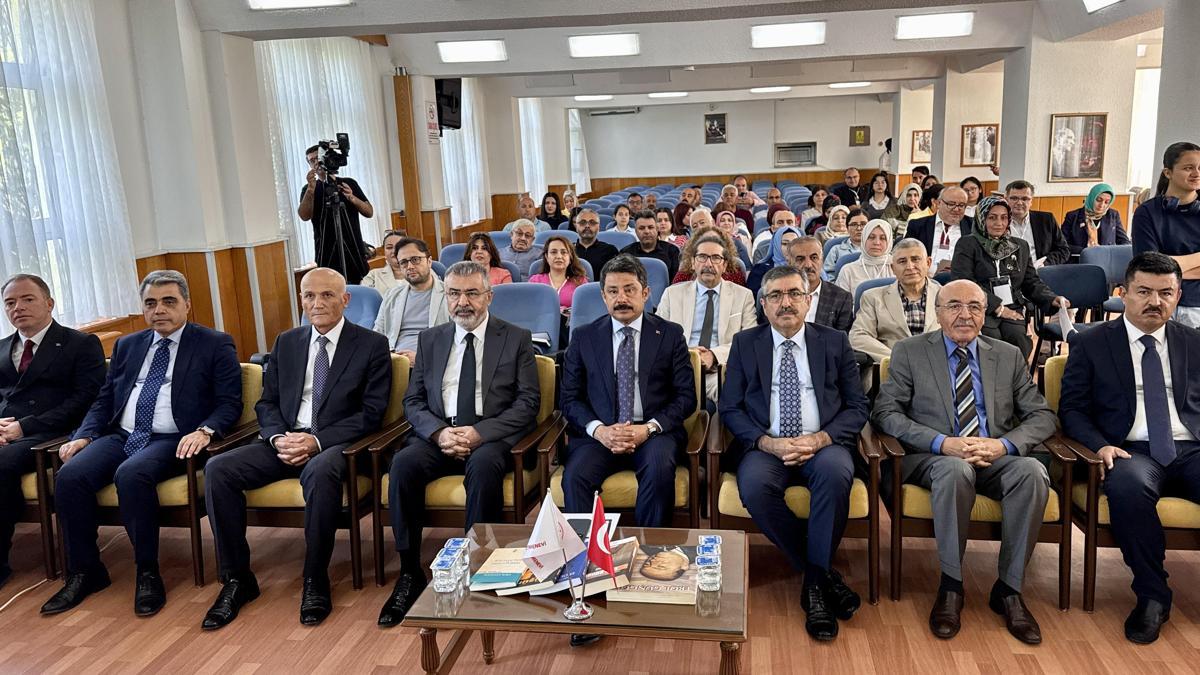 Kırşehir'de "Erol Güngör-Peyami Safa Öğretmen Okumaları" programı düzenlendi