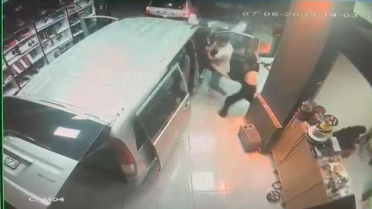 Otomobil, oto aksesuar dükkanına daldı; kaza kamerada