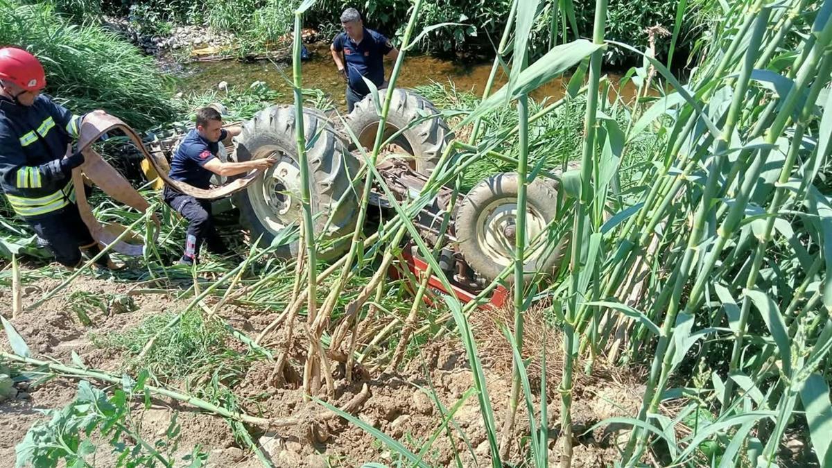 Devrilen traktörünün altında kalıp, öldü