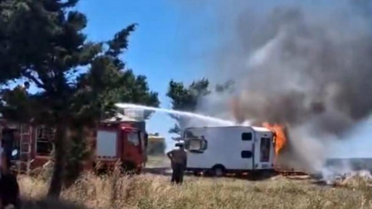 Park halindeki 2 karavan alev alev yandı; o anlar kamerada