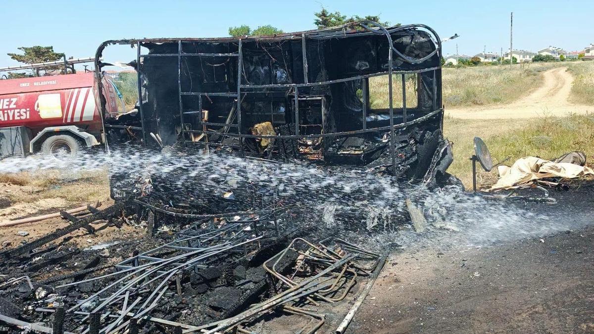 Park halindeki 2 karavan alev alev yandı; o anlar kamerada/Ek fotoğraflar
