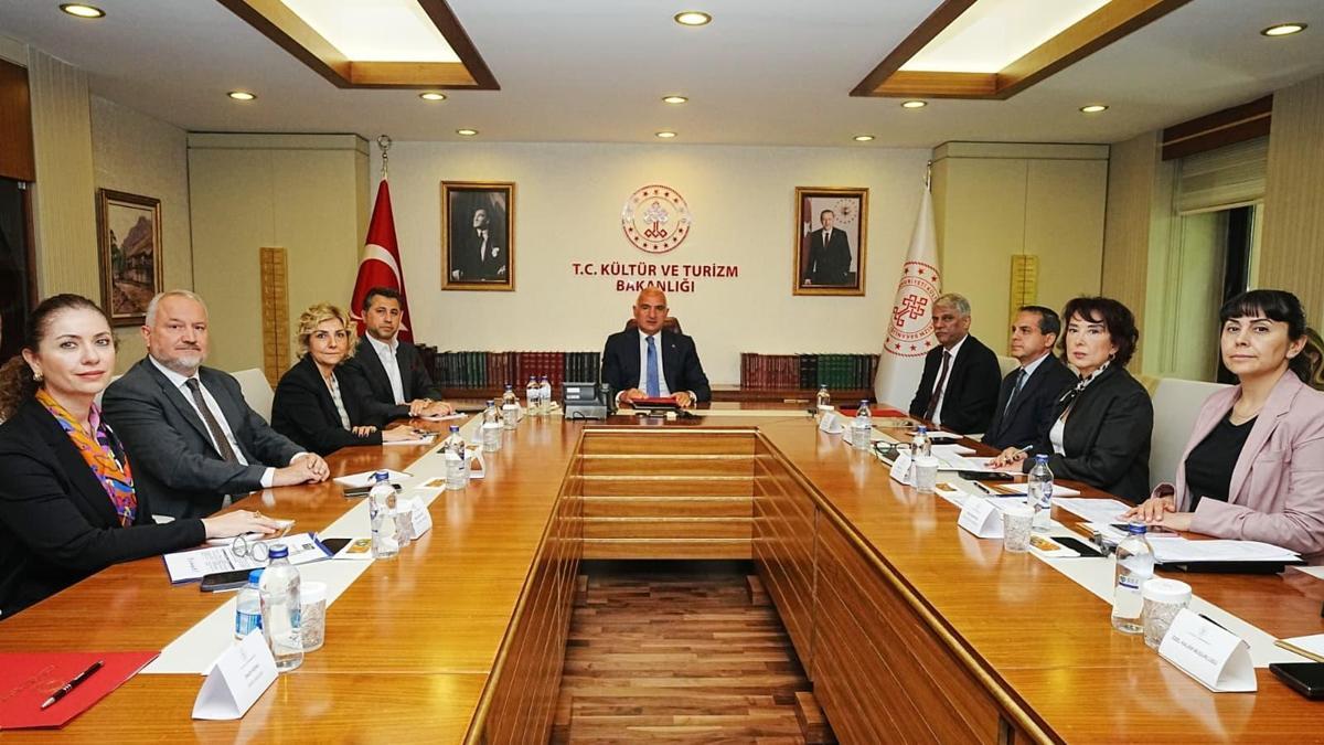 Bakan Mehmet Nuri Ersoy ve turizm sektörü temsilcileri toplantı masasında