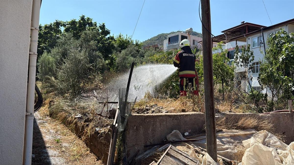 Anamur ilçesinde bahçede çıkan yangın söndürüldü