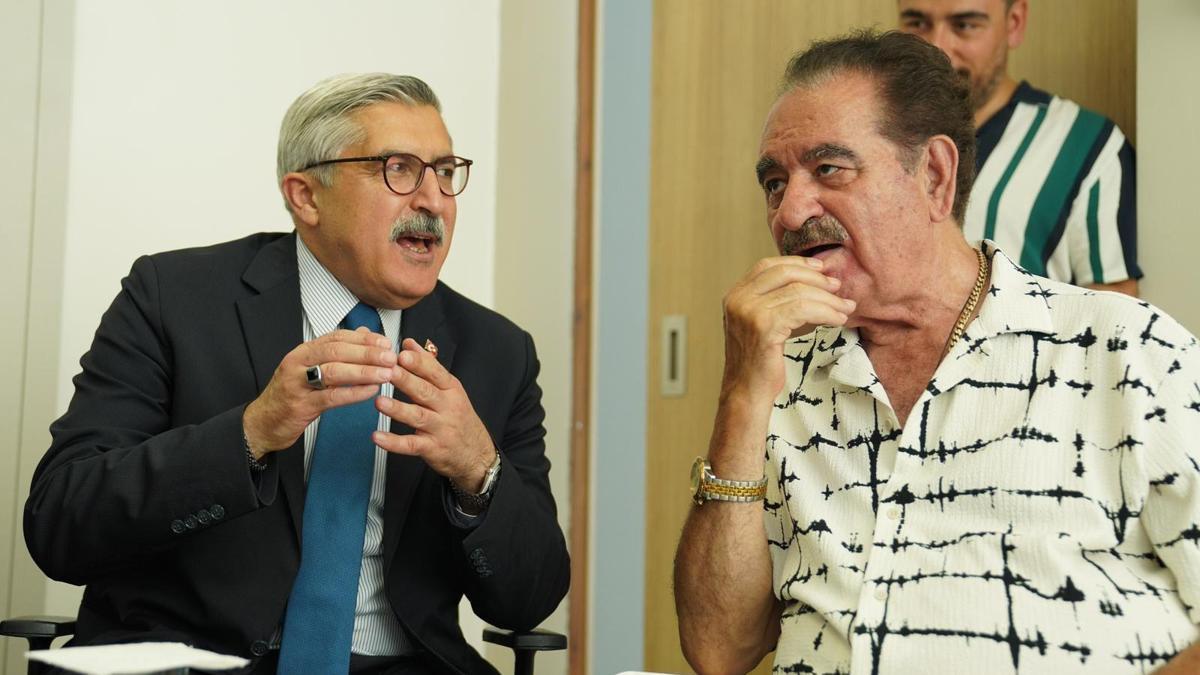 AK Parti'li Yayman, hastanede tedavi gören Tatlıses’i ziyaret etti