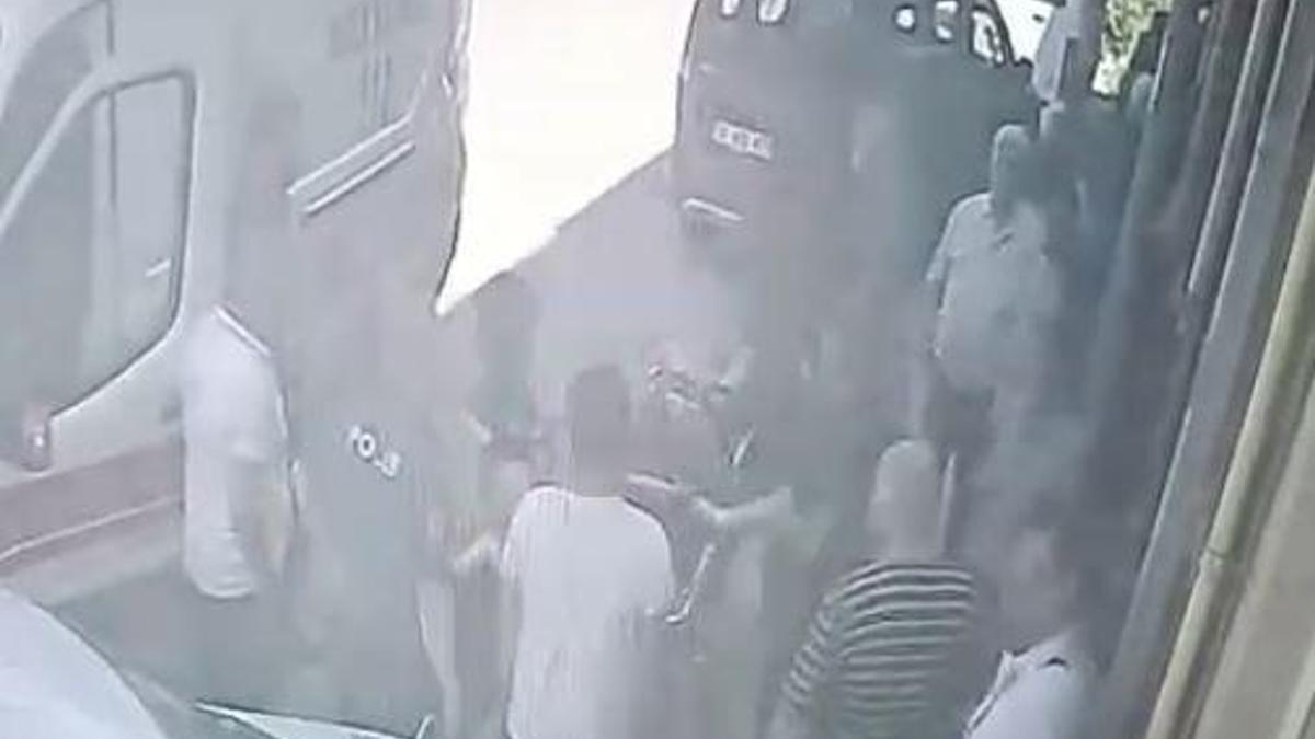 Kaporta ustası tamir etmek istediği otomobilin altında kaldı; o anlar kamerada