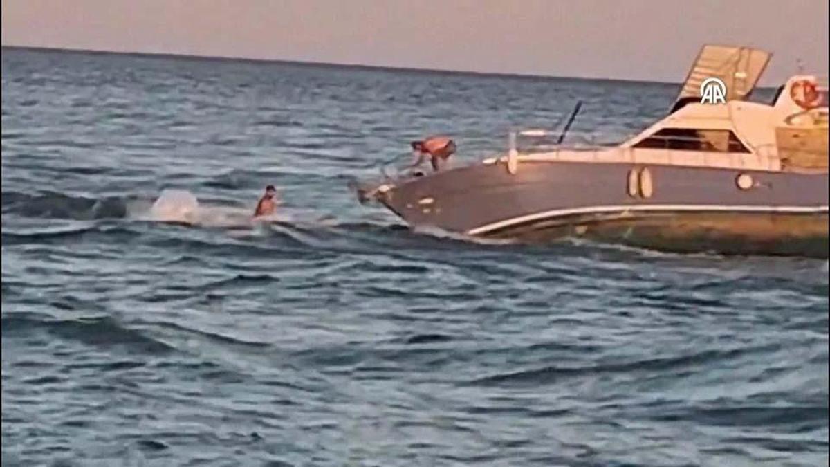 Denizin ortasında mahsur kaldılar! O anlar kamerada