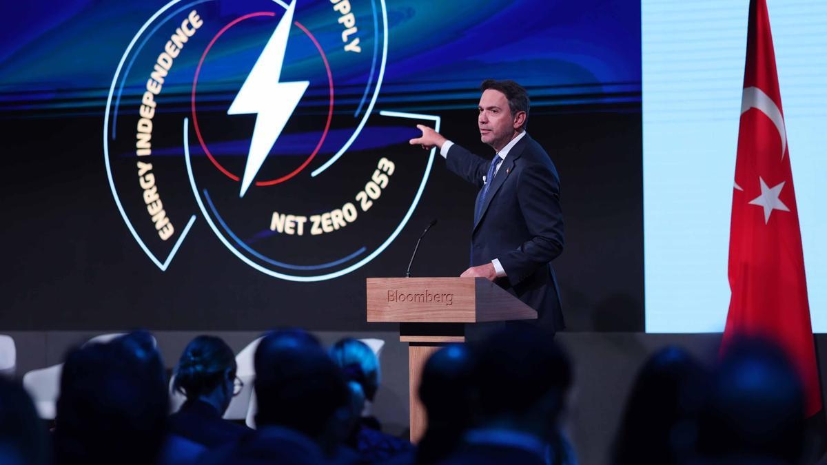 Bakan Bayraktar, Londra'da enerji dönüşümünün yol haritasını anlattı