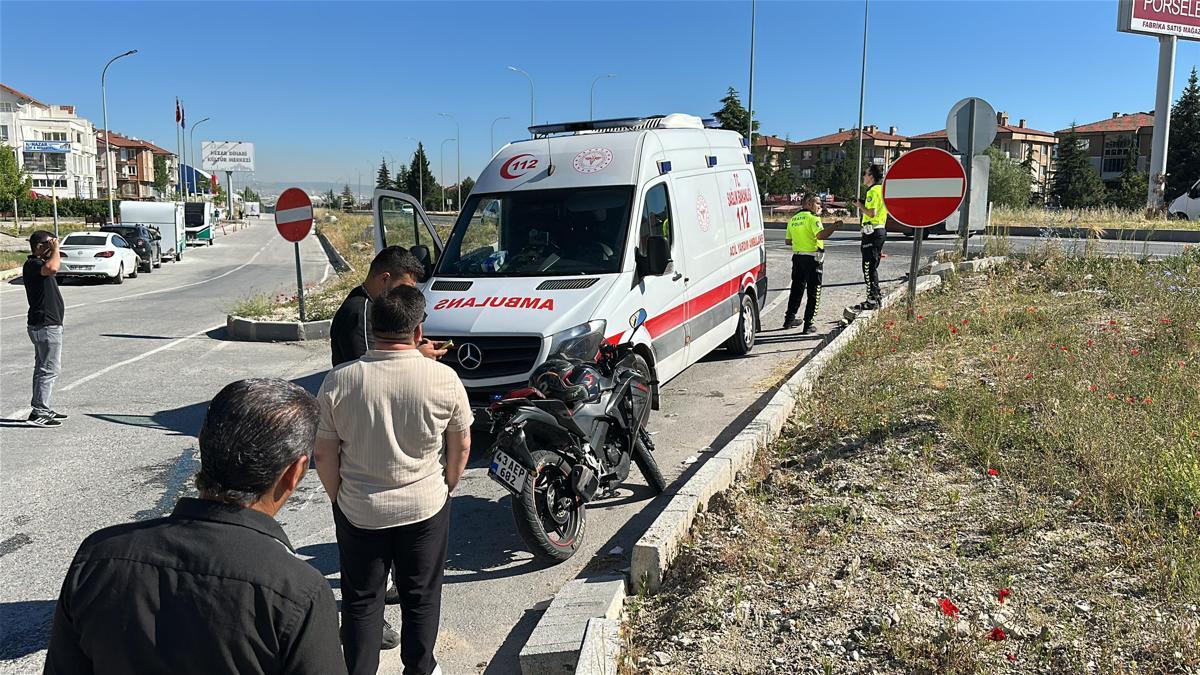 Yön levhasına çarpan motosikletin sürücüsü ağır yaralandı