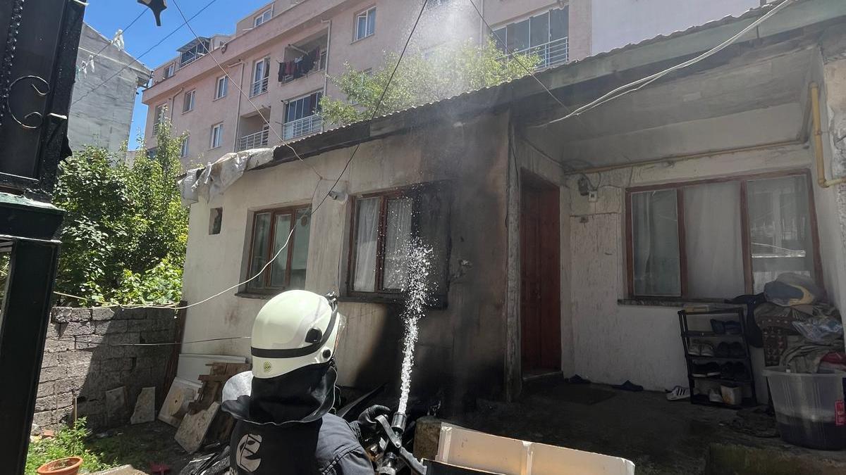 Evin çatısında çıkan yangını itfaiye söndürdü