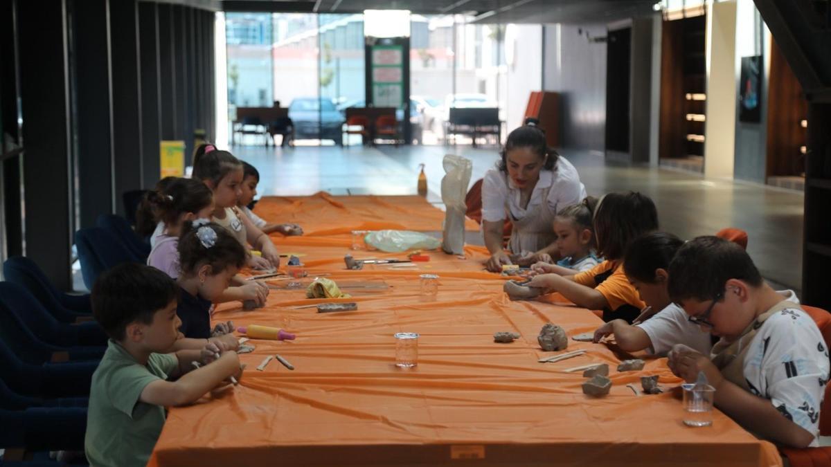 Çocuklar müzede gördüğünü seramiğe dönüştürdü