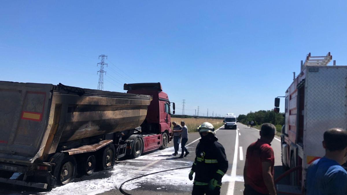 Kırklareli'nde seyir halindeki tırın dorsesinde çıkan yangın söndürüldü