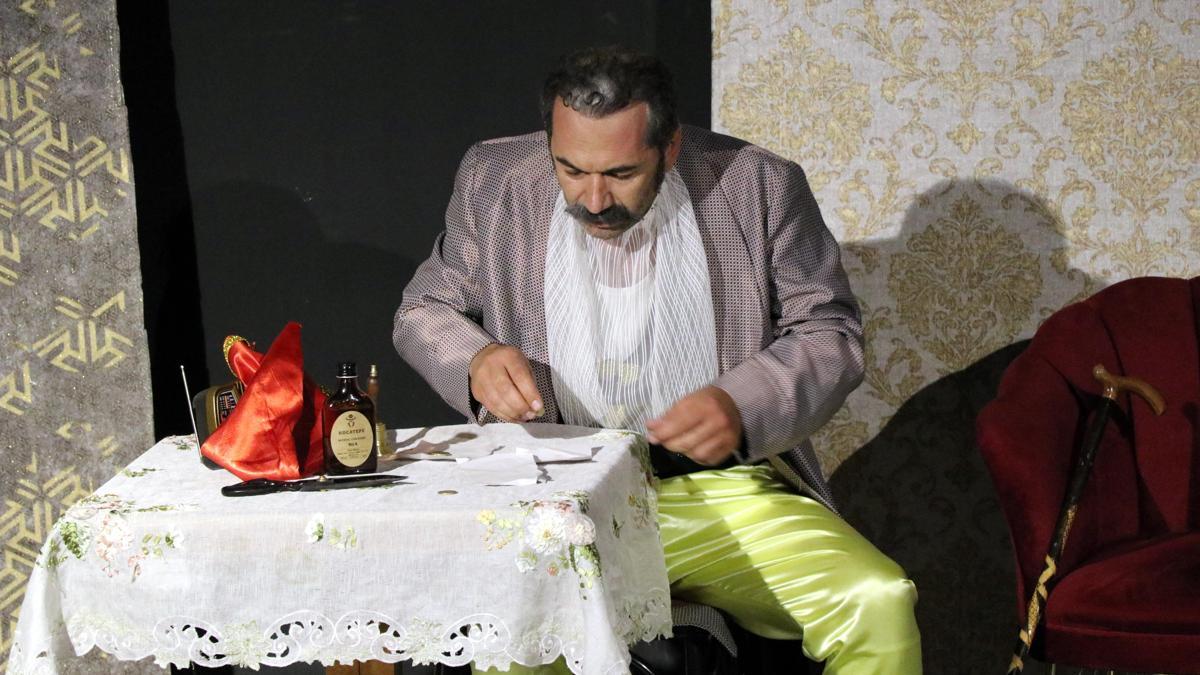 Vanlı tiyatrocu, '30 günde 30 farklı tek kişilik oyun' ile rekora hazırlanıyor