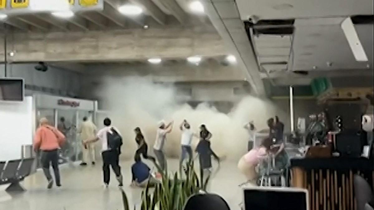 Venezuela çifte depremle sarsıldı... Havalimanının tavanı çöktü: O anlarda yaşanan panik kamerada!