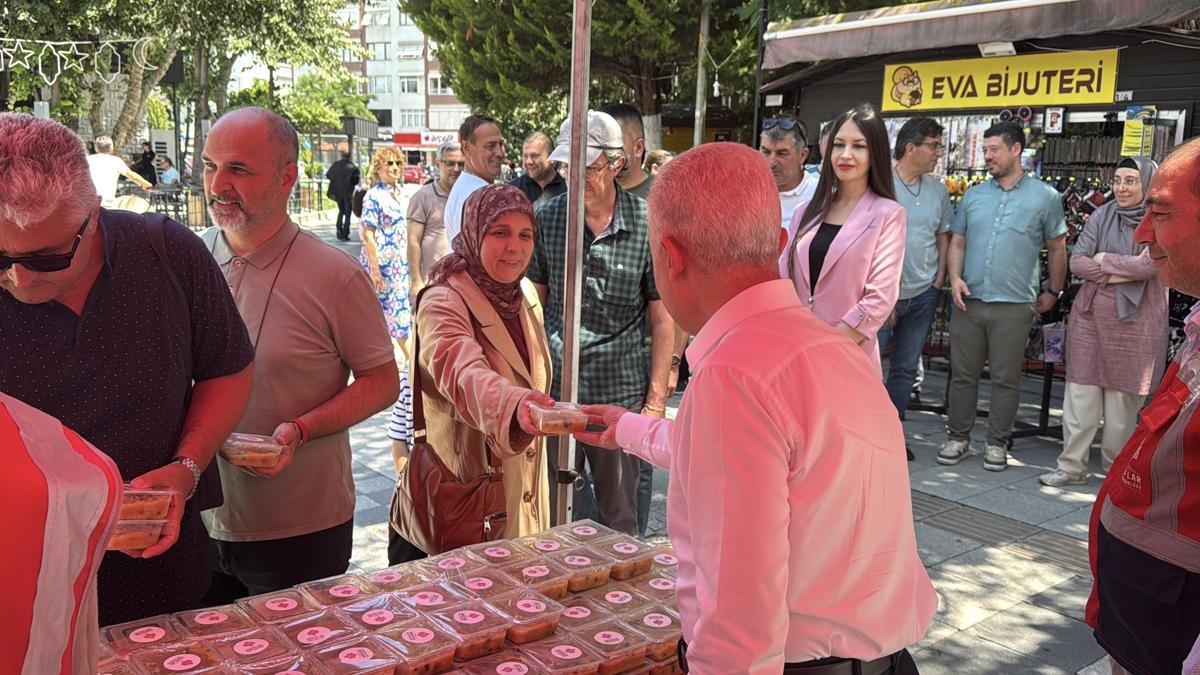 Kırklareli'nde vatandaşlara aşure ikram edildi