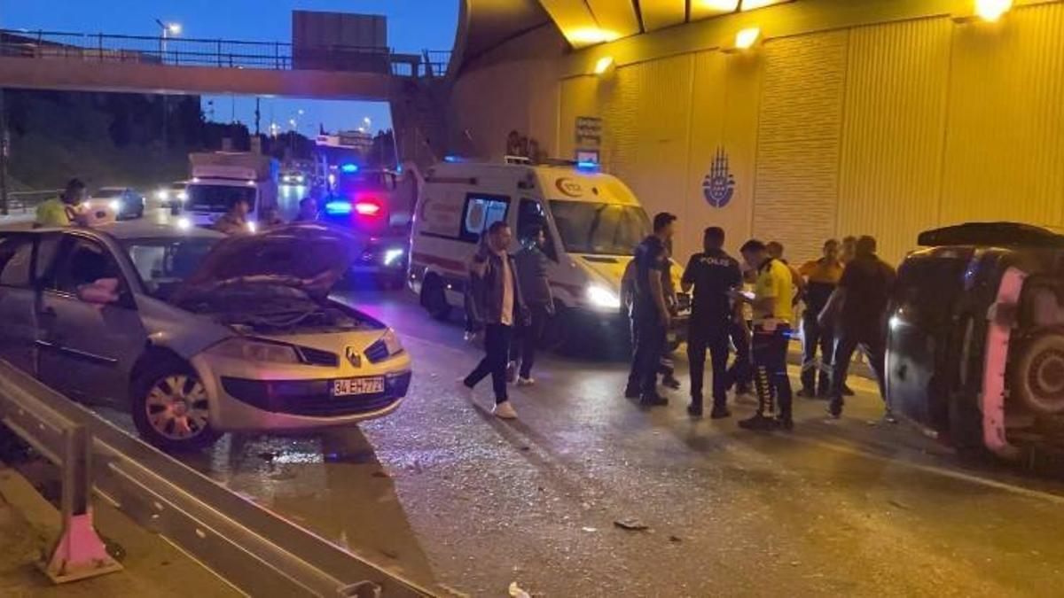 Bakırköy'de hafif ticari araç ile otomobil çarpıştı: 5 yaralı