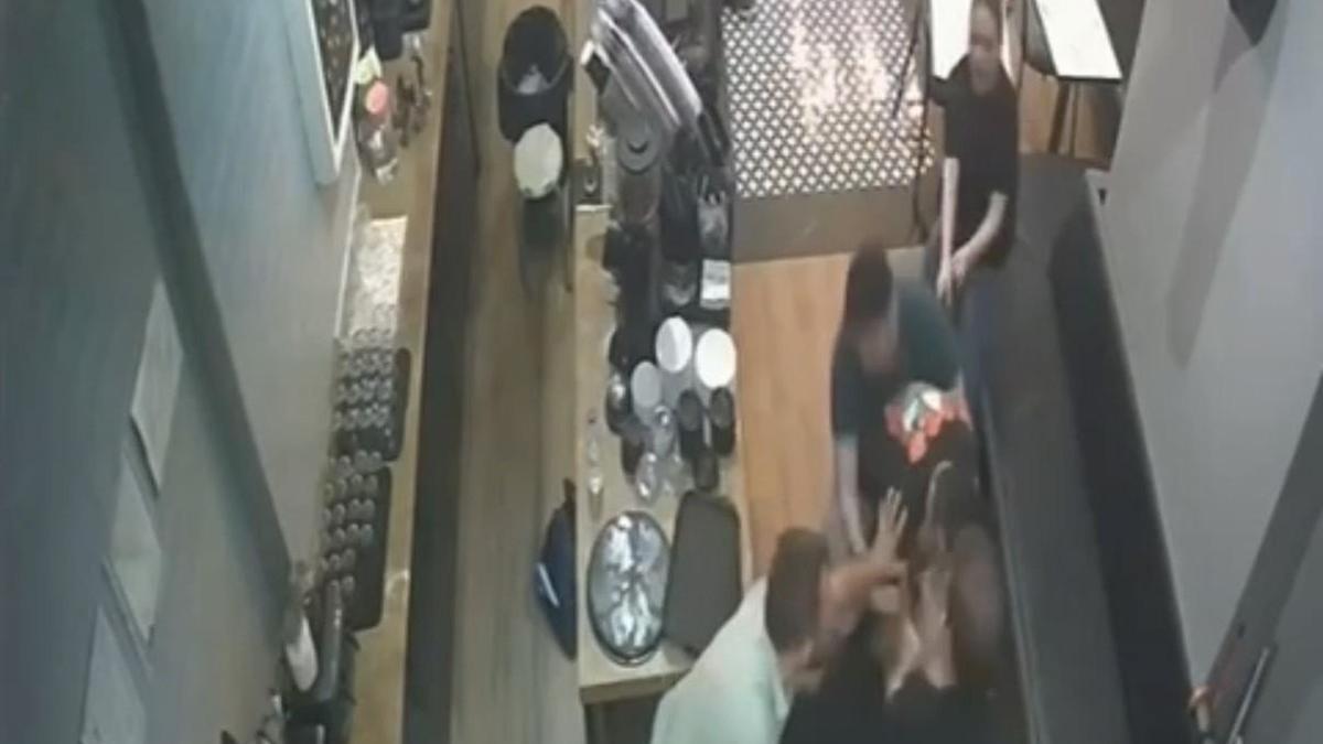 Kadıköy’de kafe çalışanına saldıran kişi kamerada