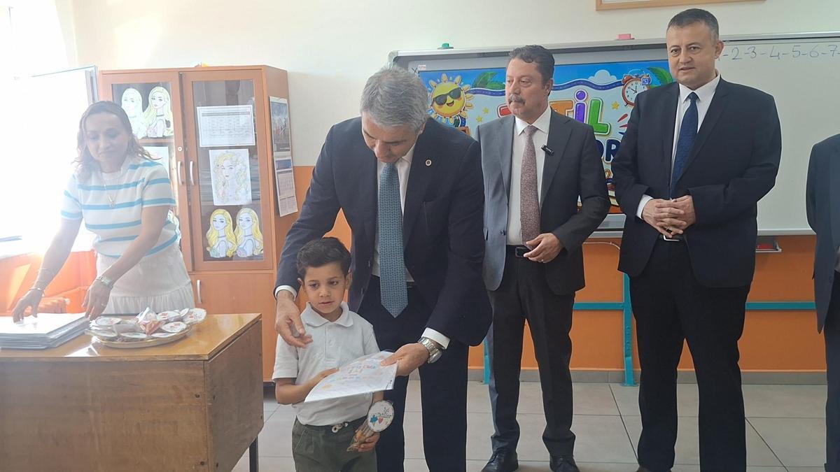 Beypazarı'nda öğrenciler karnelerini aldı