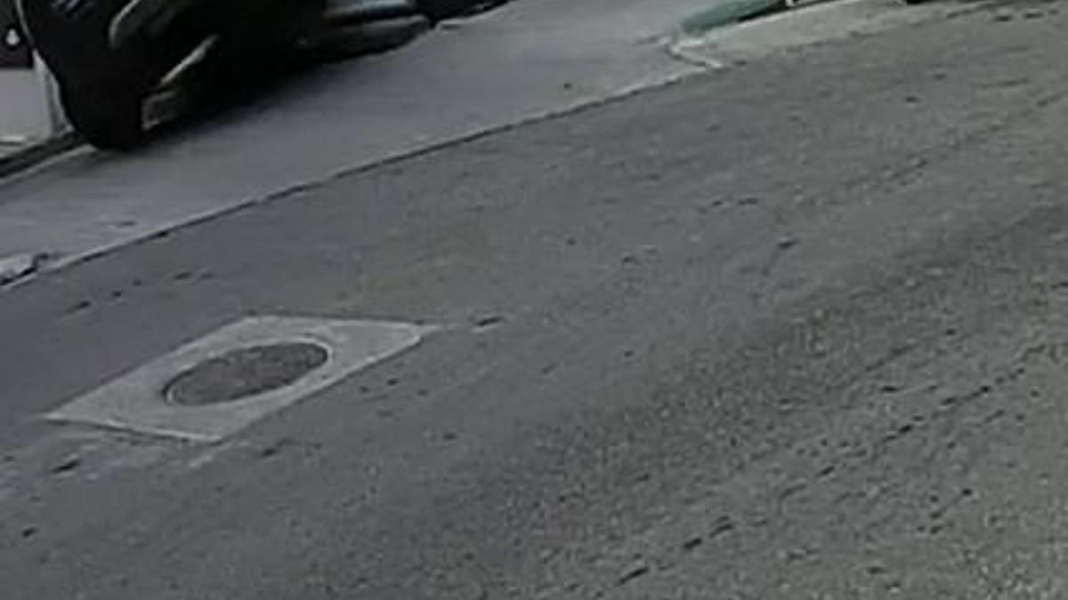 Otomobilin, iş yerinin duvarına çarptığı kaza kamerada