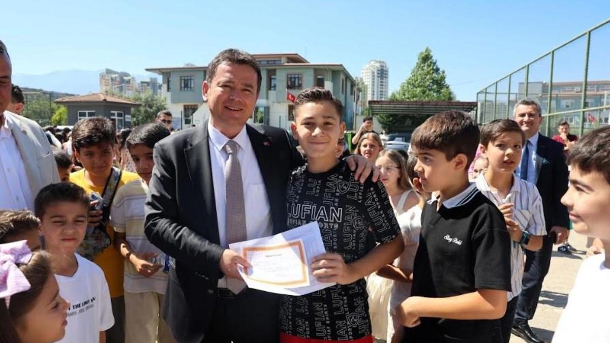 Osmangazi Belediye Başkanı Aydın, öğrencilerin karne heyecanını paylaştı