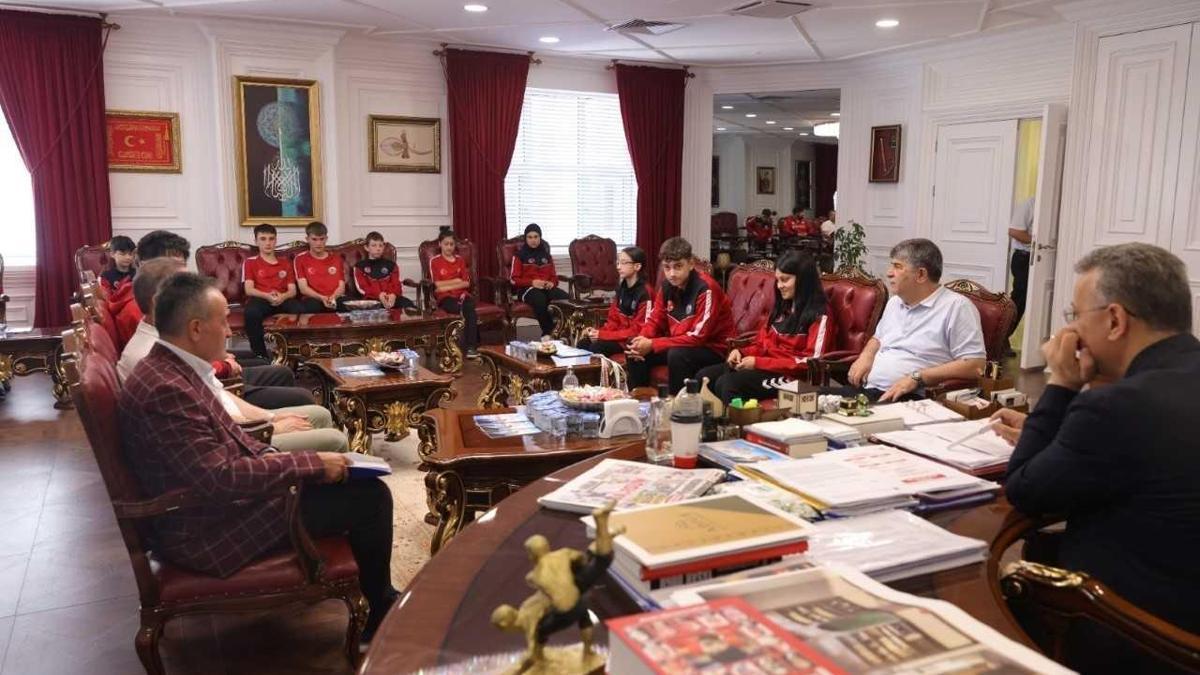 Başarılı sporcudan İlkadım Belediye Başkanı Kurnaz'a ziyaret