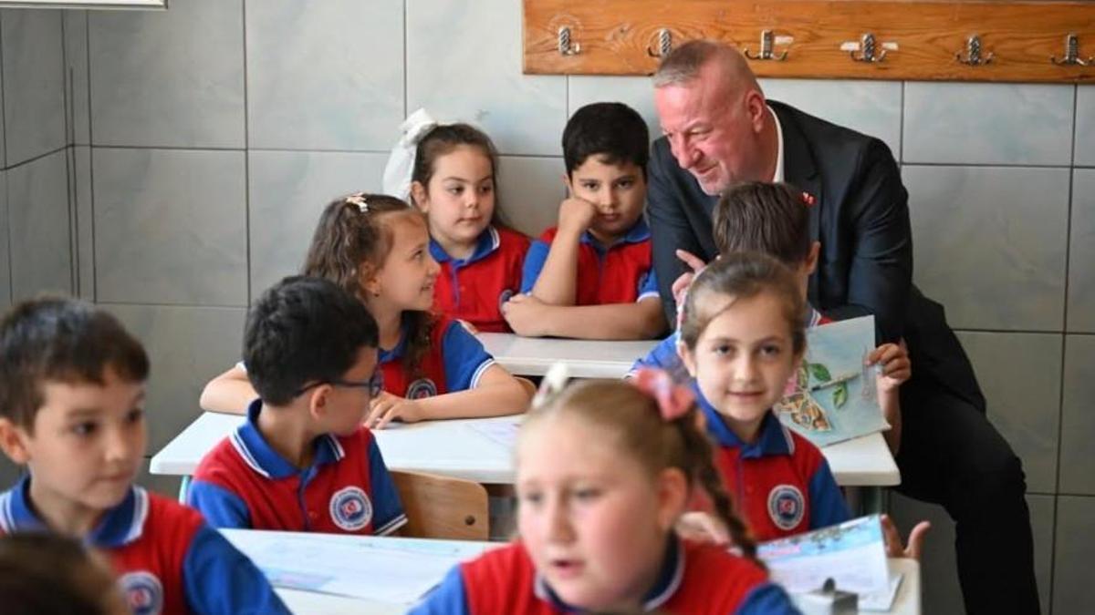 Karacabey Belediye Başkanı Karabatı, öğrencilerin karne heyecanına ortak oldu
