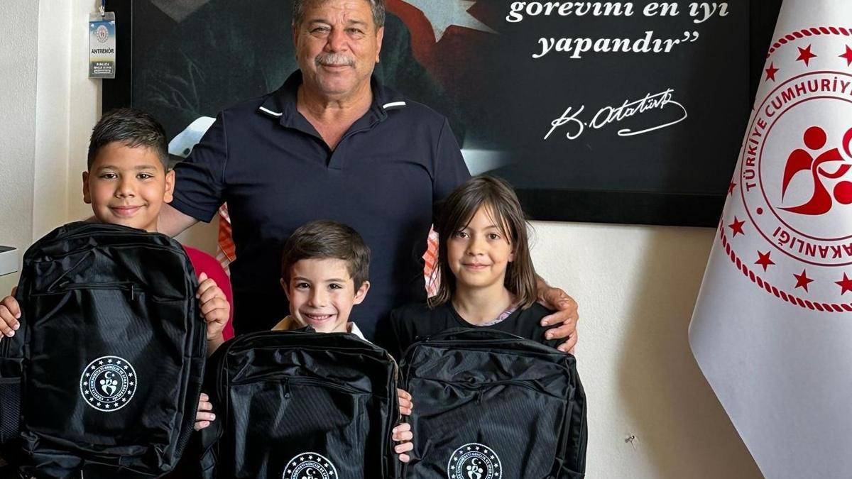 Kumluca'da başarılı yüzücüler ödüllendirildi