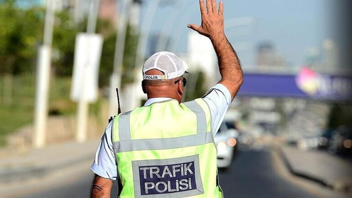 Ankara Valiliği binası önünde alınan trafik tedbirlerini gösteren bir görsel.