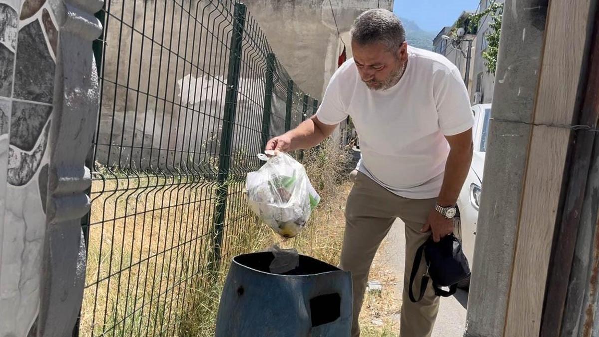 Eşi 1 kilogram altını çöp sanıp attı! Seferber olan mahalleli tek tek çöpte altın arıyor...