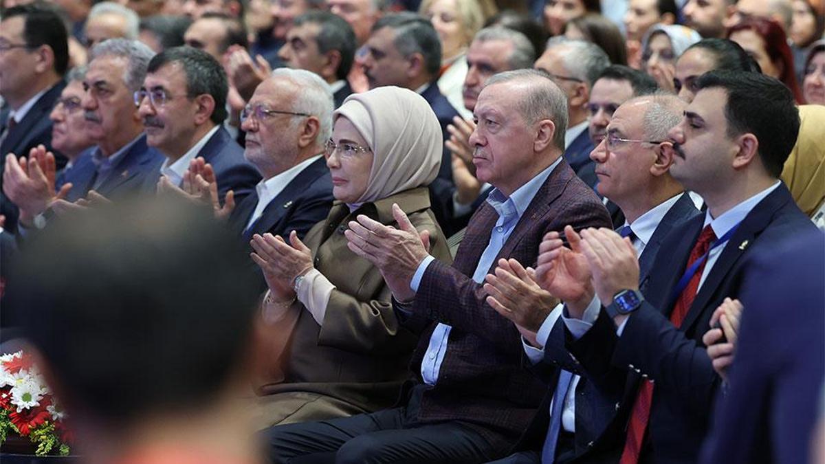 AK Parti'den yeni şarkı: "EFSANE BÜYÜK BAŞKAN"