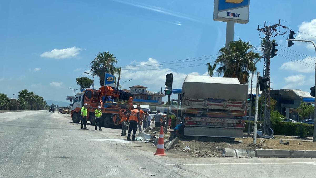 TIR, kavşakta 2 otomobile çarptı; 5 yaralı