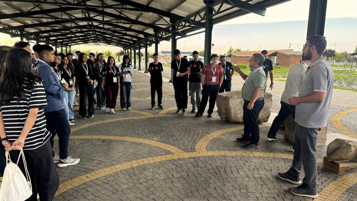 Büyükşehir’in doğal ürünler bahçesine öğrencilerden ziyaret