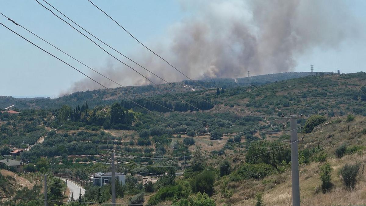 Çeşme’de çöplükte çıkan yangın, makilik alana sıçradı