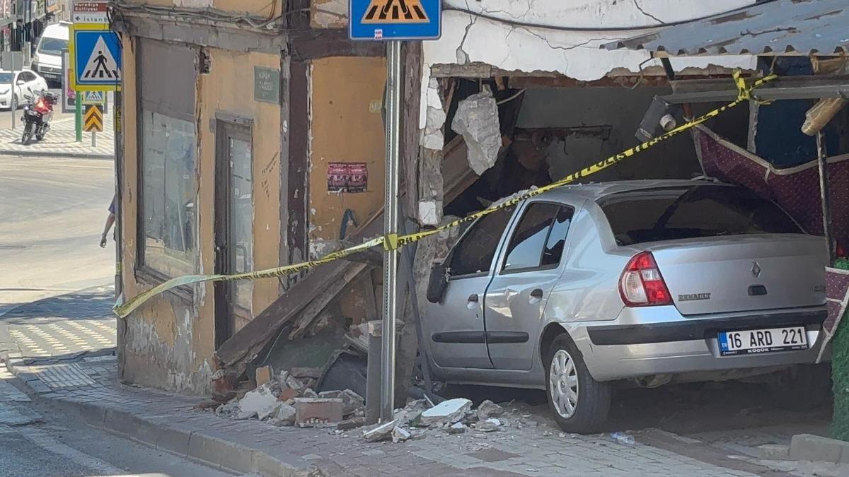Park halindeyken hareket eden otomobil metruk binaya çarptı