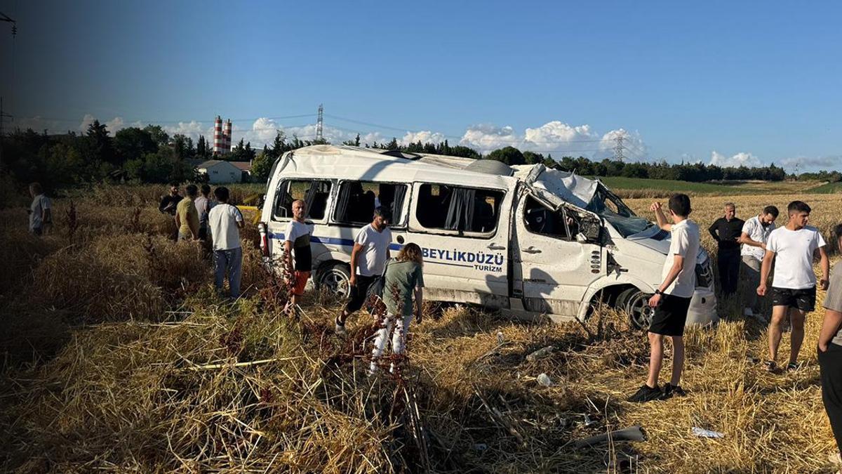 SİLİVRİ'DE FECİ KAZA! Minibüs otluk alana uçtu: Ölü ve yaralılar var!