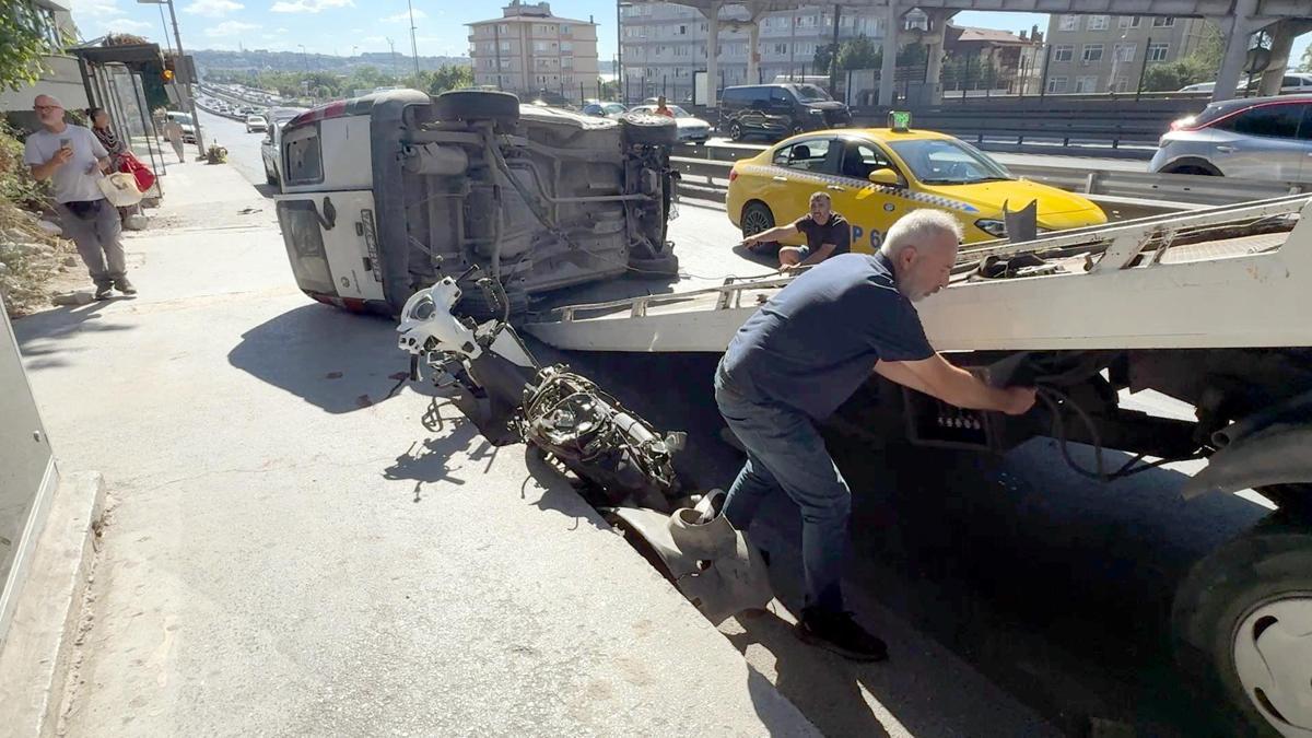 Avcılar’da hafif ticari araç motosiklete çarpıp yan yola devrildi: 2 yaralı
