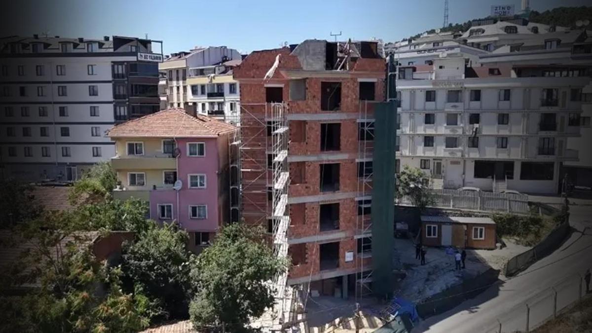 Viral olan görüntülerin sırrı çözüldü: Çekmeköy'deki bina neden eğri göründü?