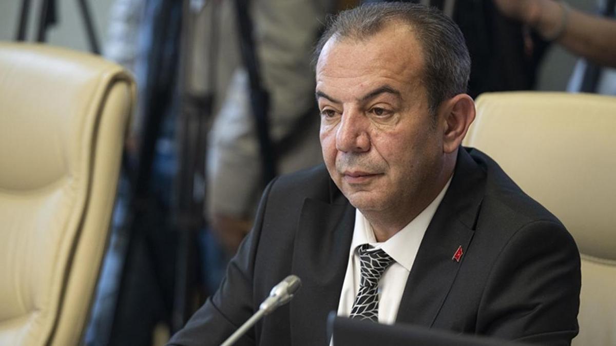Tanju Özcan adliye binası önünde