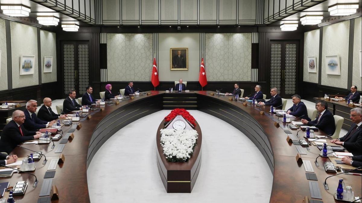 Kabine toplantısı ve NATO zirvesi gündemini tartışıyor.
