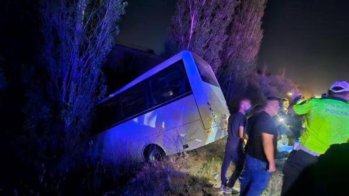 Servis minibüsü ile otomobilin çarpıştığı kaza kamerada: 8 yaralı