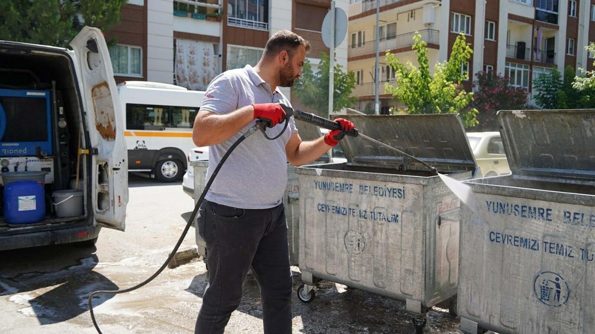 Yunusemre'de konteynerler temizlendi