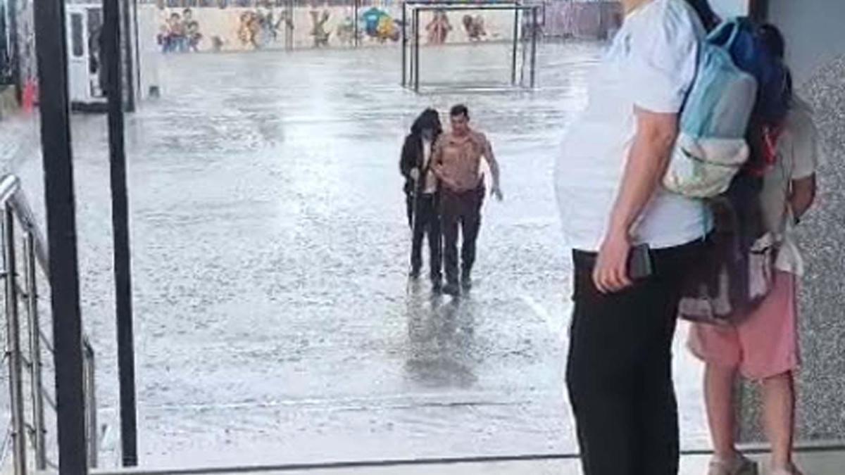 Görme engelli öğretmene yardım eden bekçi 'teşekkür belgesi' ile ödüllendirildi