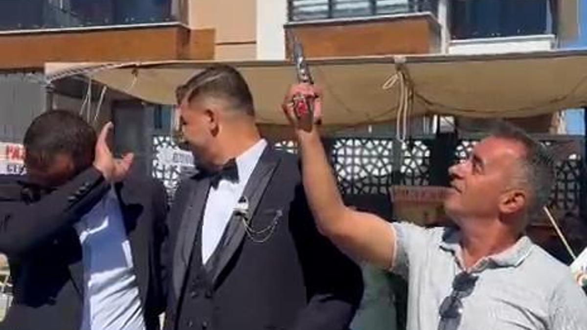Muhtar, düğünde havaya ateş açmak isterken davetliyi yaraladı
