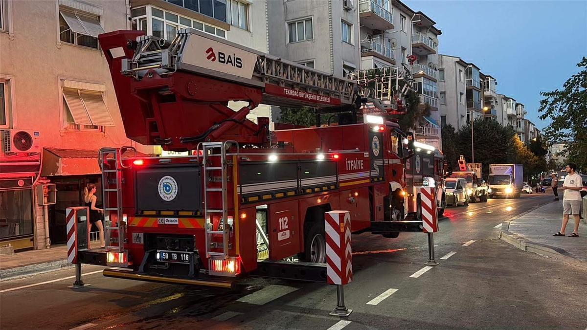 Apartman dairesindeki yangın büyümeden söndürüldü